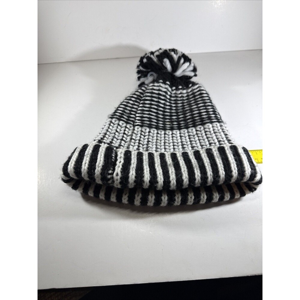 Akira Chicago Beanie Cap Red Label Hat Winter Black White Cable Knit New - Picture 5 of 6